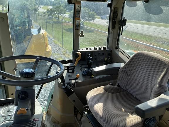 Image of John Deere 6115M equipment image 4
