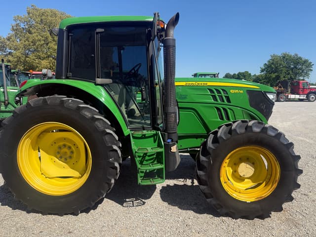 Image of John Deere 6125M equipment image 1