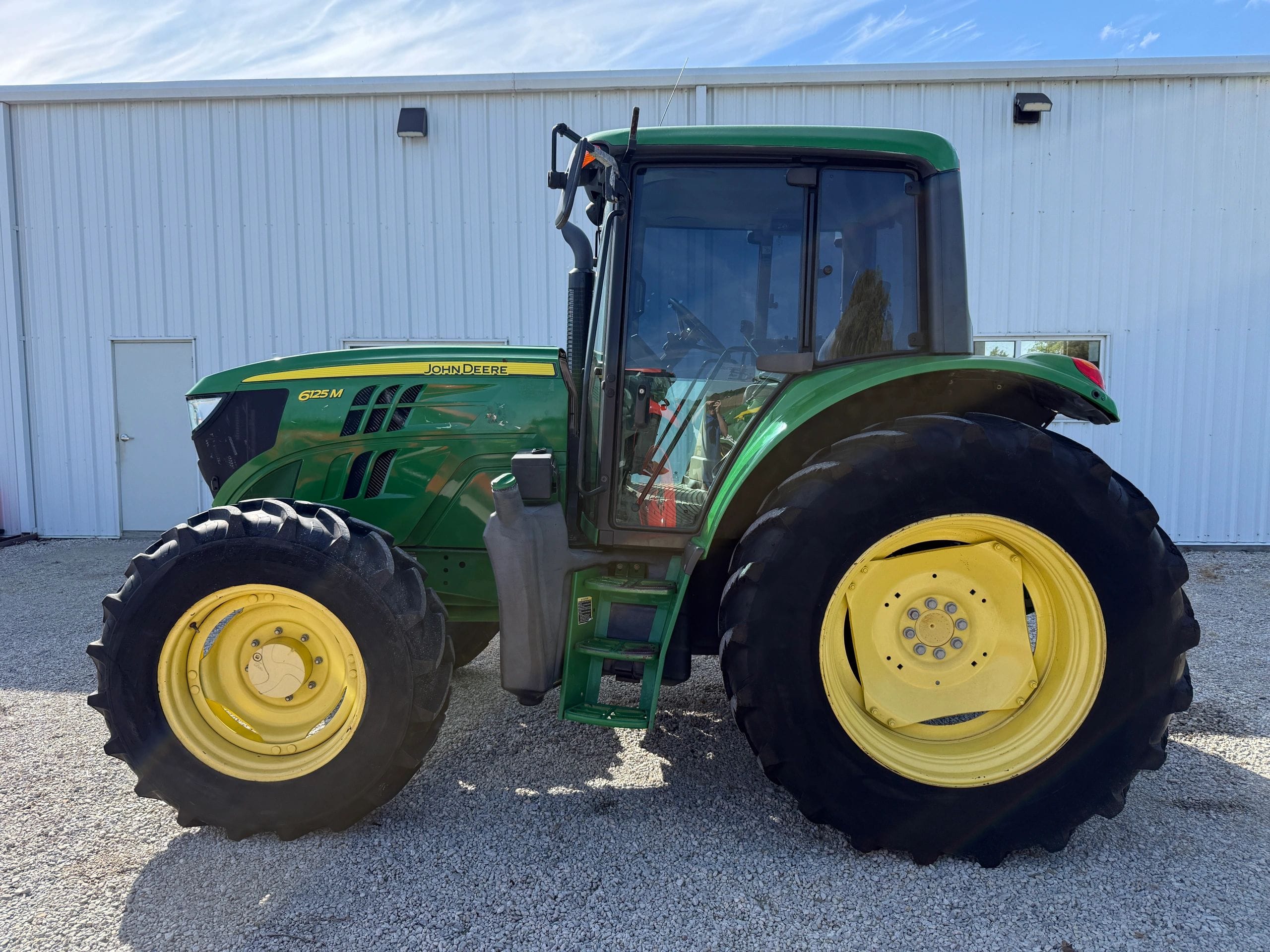 2015 John Deere 6125M Equipment Image0