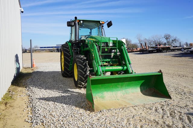 Image of John Deere 6135E equipment image 3