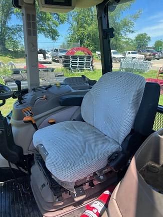 Image of John Deere 6135E equipment image 4