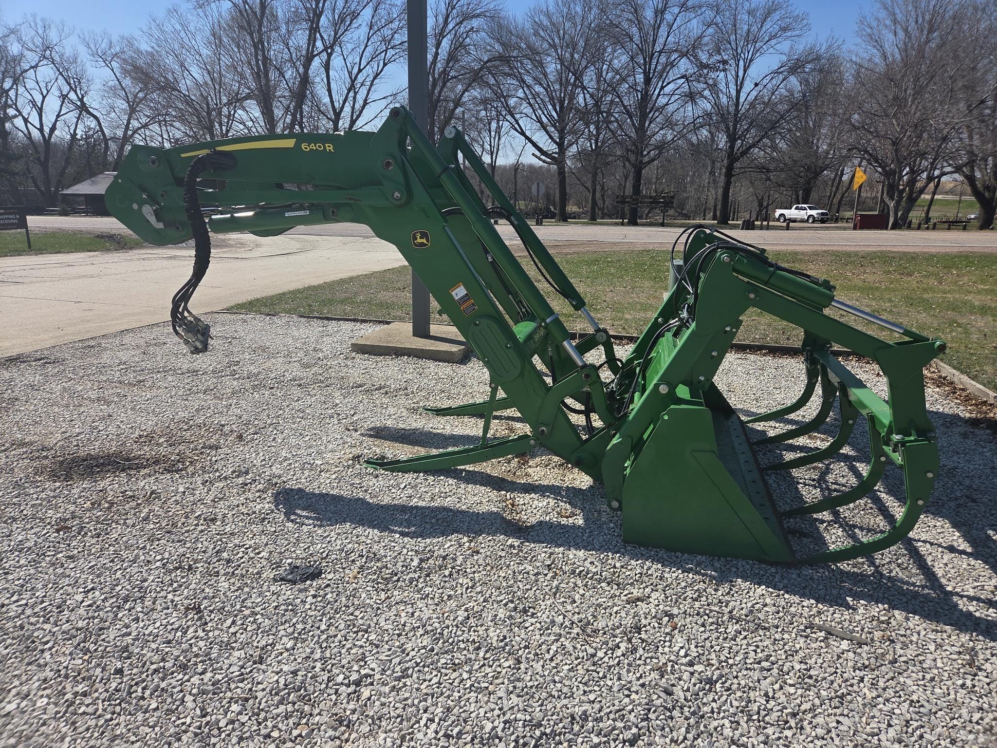 2015 John Deere 640R Equipment Image0