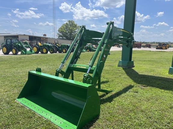 2015 John Deere 640R Equipment Image0