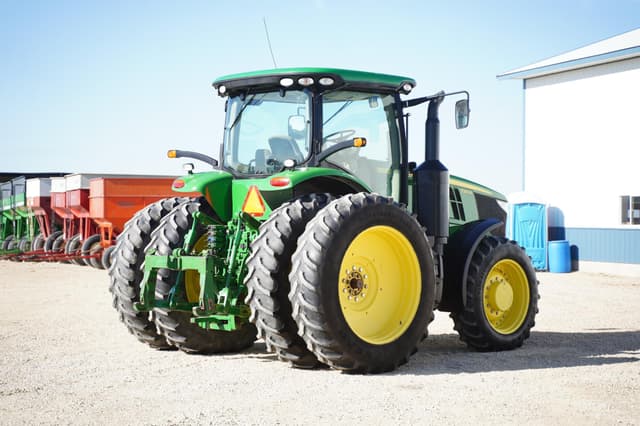 Image of John Deere 7210R equipment image 4