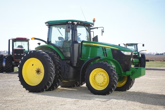Image of John Deere 7210R equipment image 2