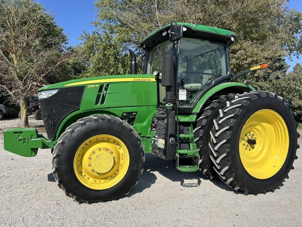 2015 John Deere 7210R Equipment Image0