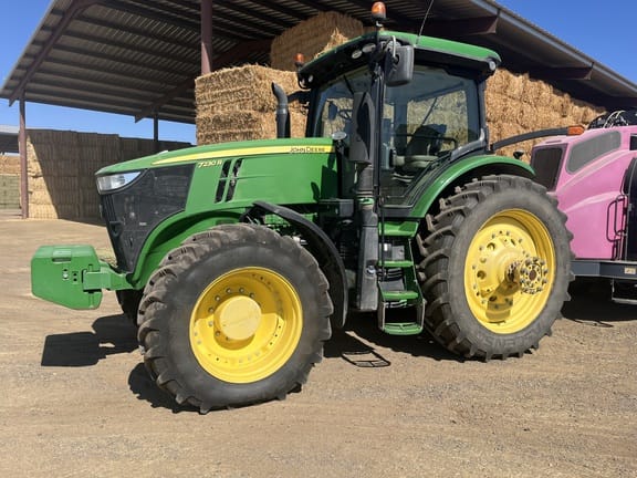 2015 John Deere 7230R Equipment Image0