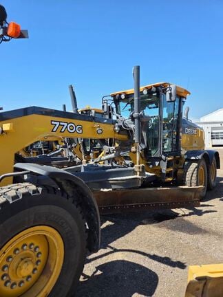 2015 John Deere 770G Equipment Image0