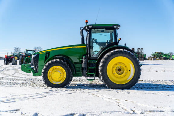 Image of John Deere 8270R equipment image 1