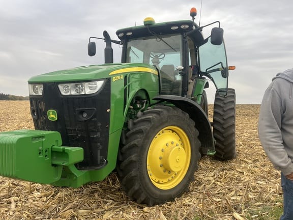 2015 John Deere 8295R Equipment Image0