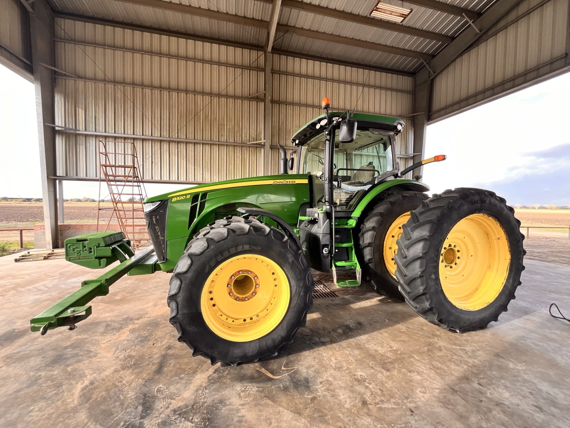 2015 John Deere 8320R Equipment Image0