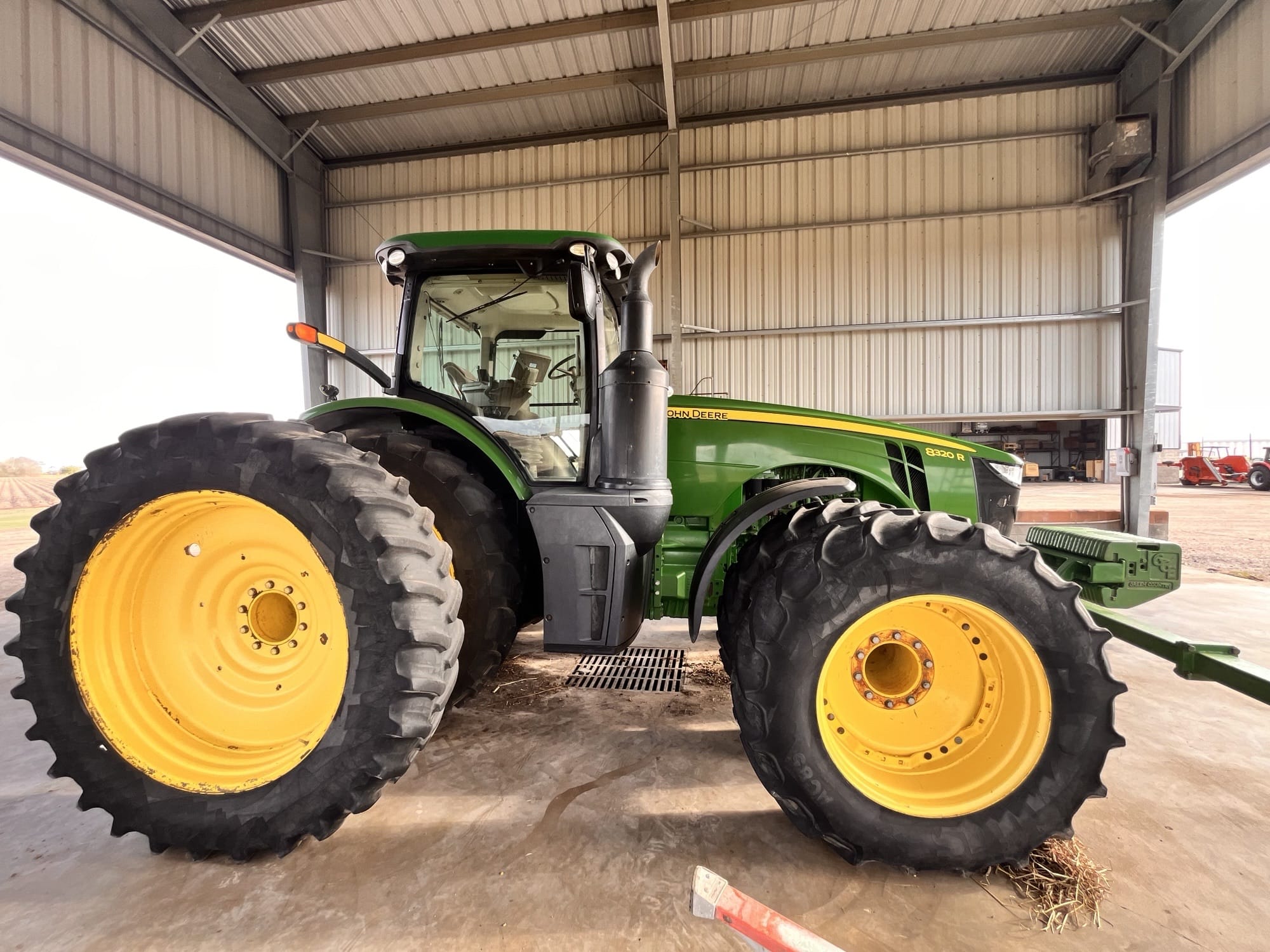 2015 John Deere 8320R Equipment Image0