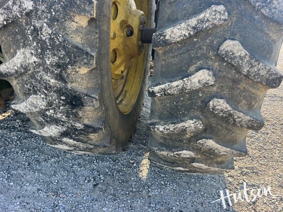 Image of John Deere 8320R equipment image 4