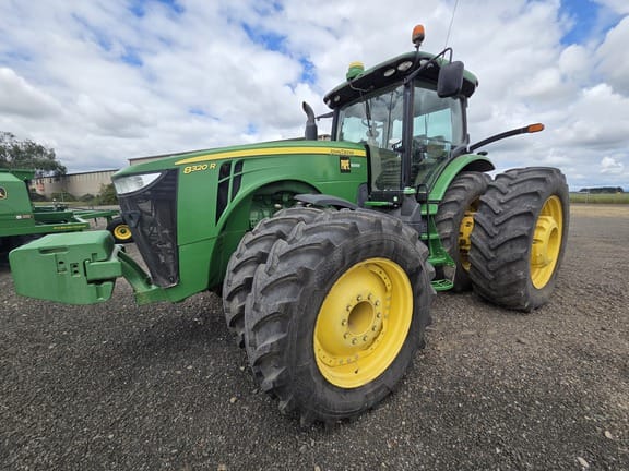 2015 John Deere 8320R Equipment Image0