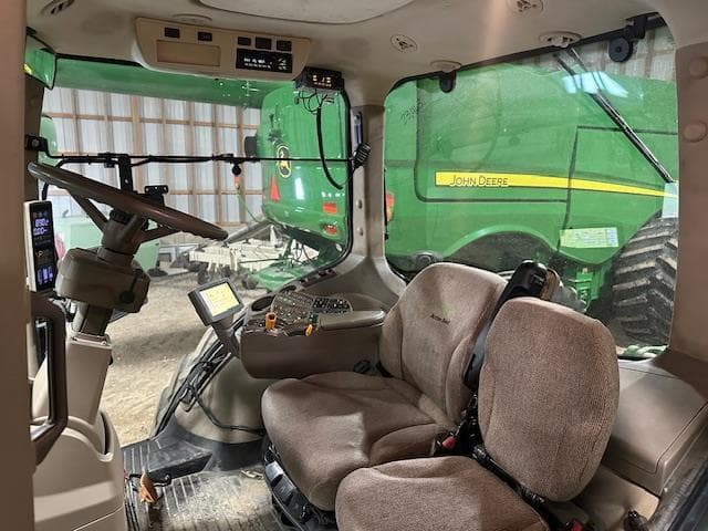 Image of John Deere 8320R equipment image 3