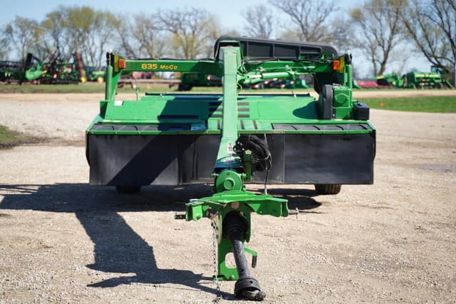 Image of John Deere 835 equipment image 1