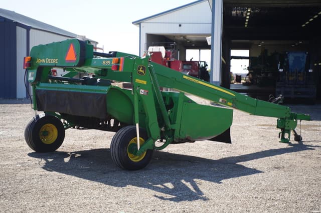 Image of John Deere 835 equipment image 4