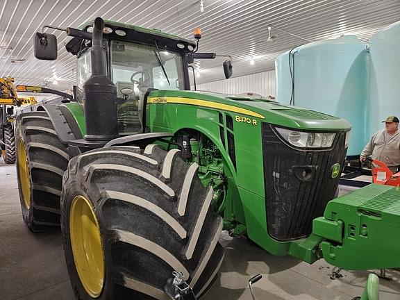 Image of John Deere 8370R equipment image 1