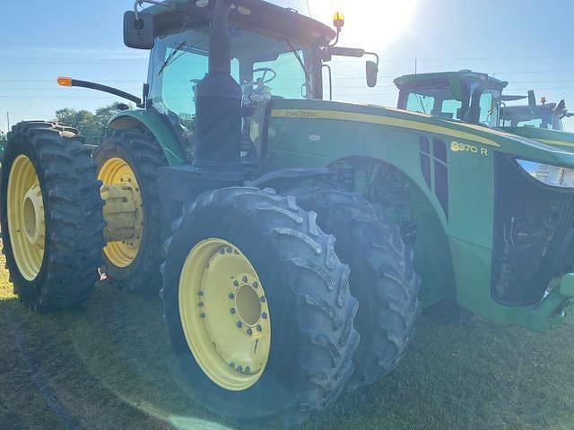 Image of John Deere 8370R equipment image 2