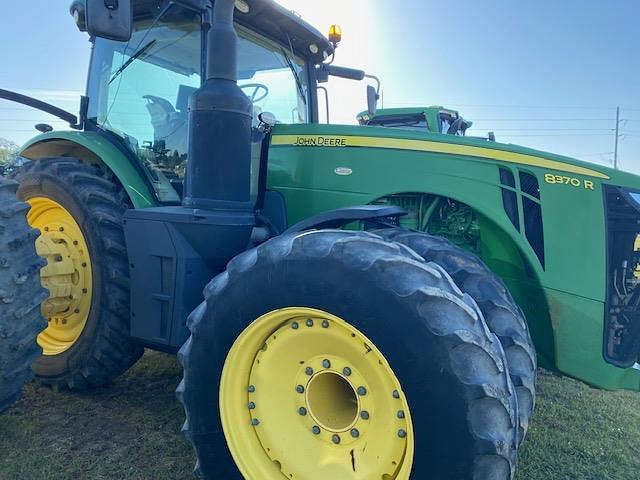 Image of John Deere 8370R equipment image 1
