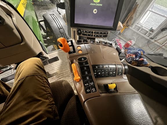 Image of John Deere 8370R equipment image 2