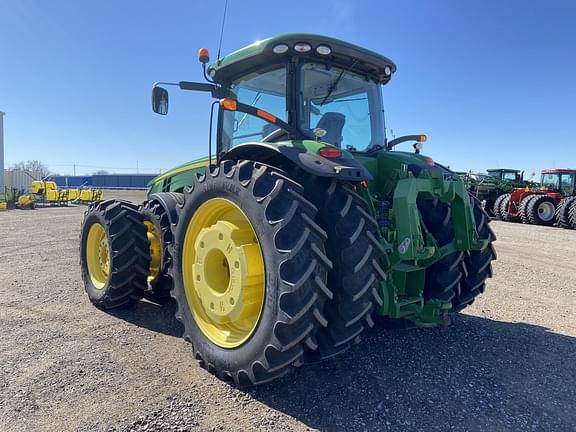 Image of John Deere 8370R equipment image 2