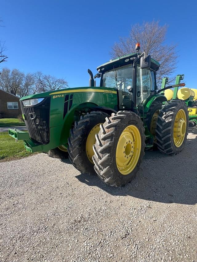 Image of John Deere 8370R equipment image 2