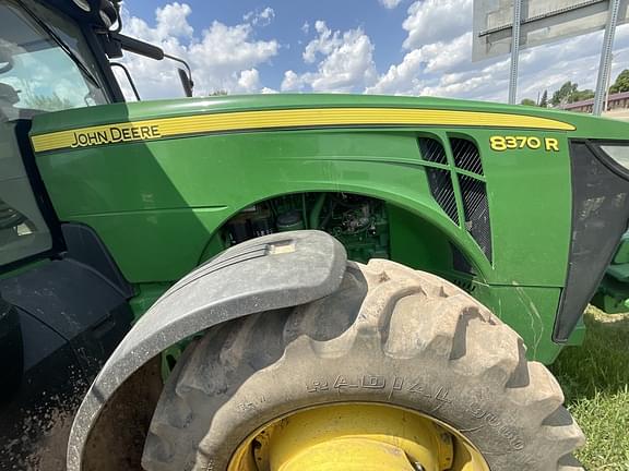 Image of John Deere 8370R equipment image 3