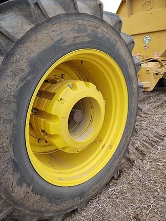 Image of John Deere 8370R equipment image 2