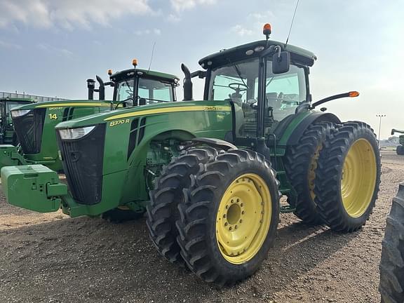 Image of John Deere 8370R equipment image 1