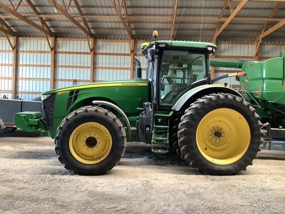 Image of John Deere 8370R equipment image 2