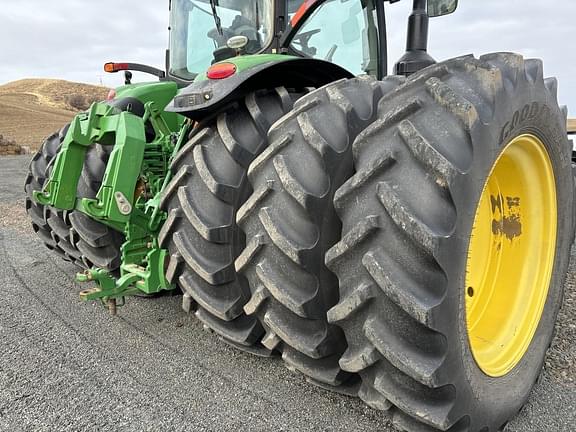 Image of John Deere 8370R equipment image 2