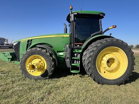 Image of John Deere 8370R equipment image 2