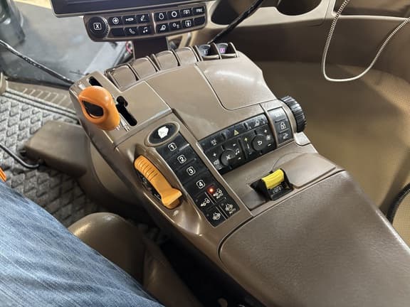 Image of John Deere 8370R equipment image 1