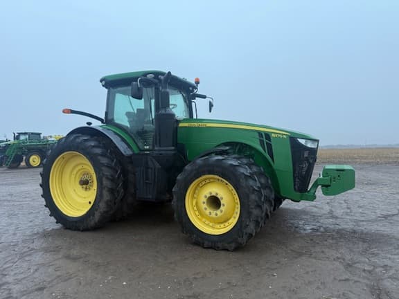 Image of John Deere 8370R equipment image 1