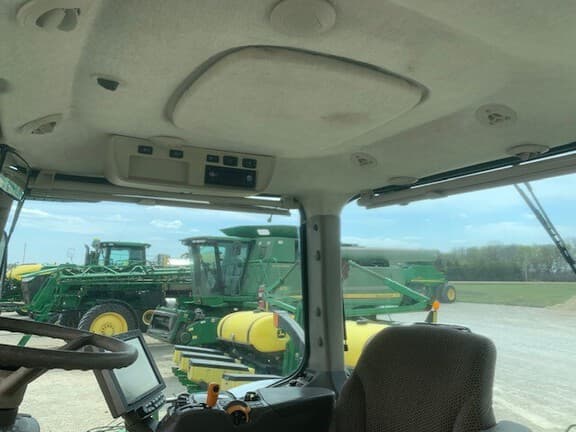 Image of John Deere 8370R equipment image 4