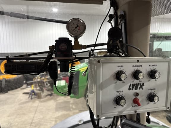 Image of John Deere 8370R equipment image 3