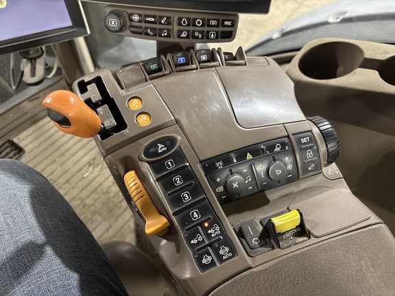 Image of John Deere 8370R equipment image 1