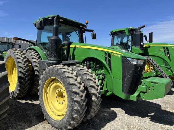 Image of John Deere 8370R equipment image 1
