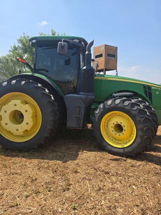 Image of John Deere 8370R equipment image 1