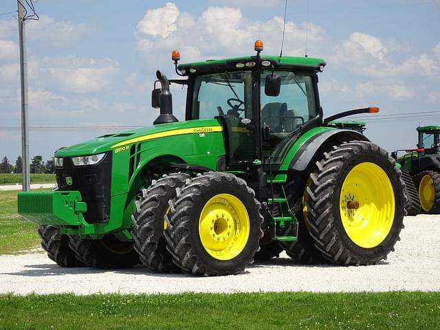 Image of John Deere 8370R equipment image 1