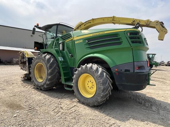Image of John Deere 8600 equipment image 1