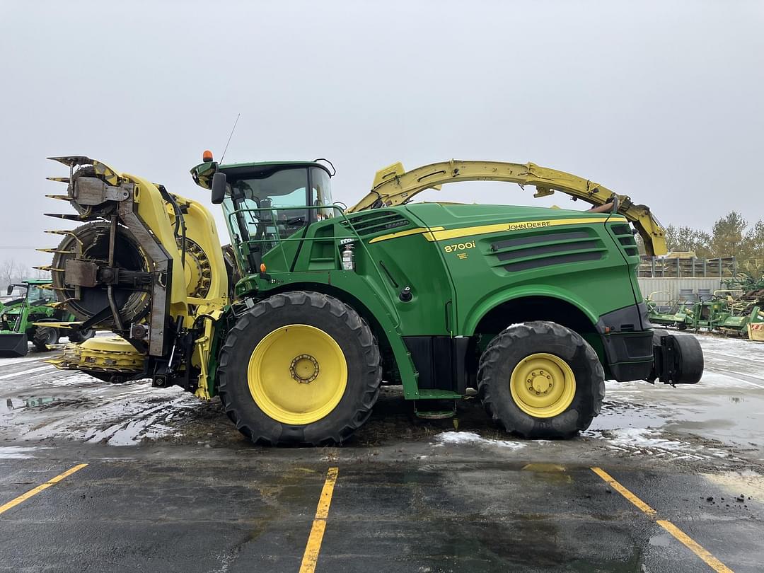 Image of John Deere 8700i Image 0