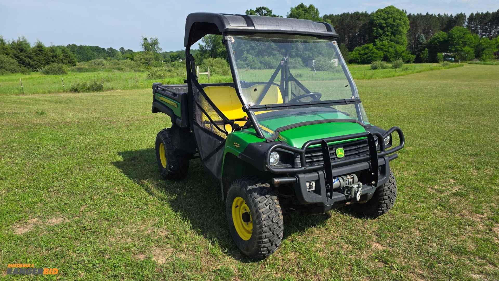 2015 John Deere Gator 625 Equipment Image0