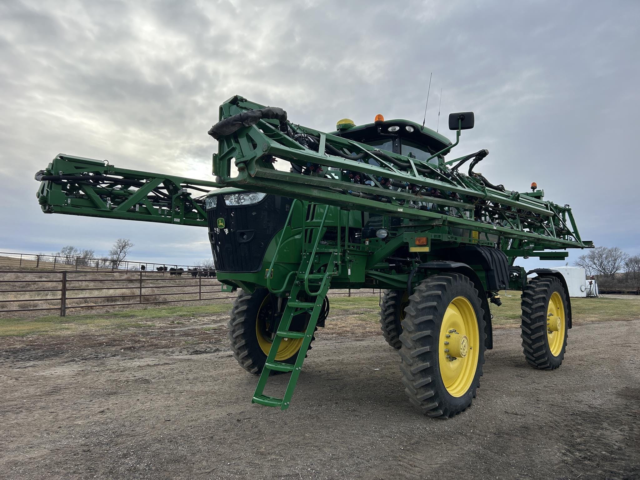 2015 John Deere R4038 Equipment Image0