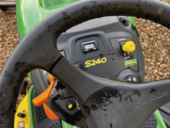 Image of John Deere S240 equipment image 4