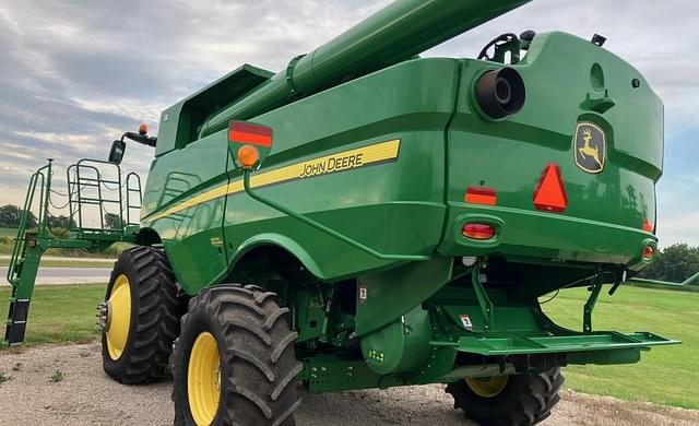 Image of John Deere S660 equipment image 1