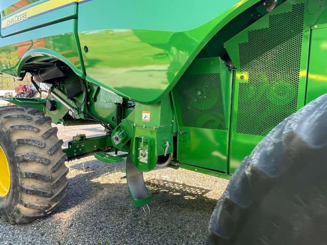 Image of John Deere S660 equipment image 4