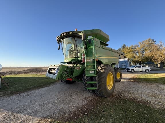 Image of John Deere S670 Primary image