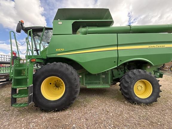Image of John Deere S670 equipment image 1
